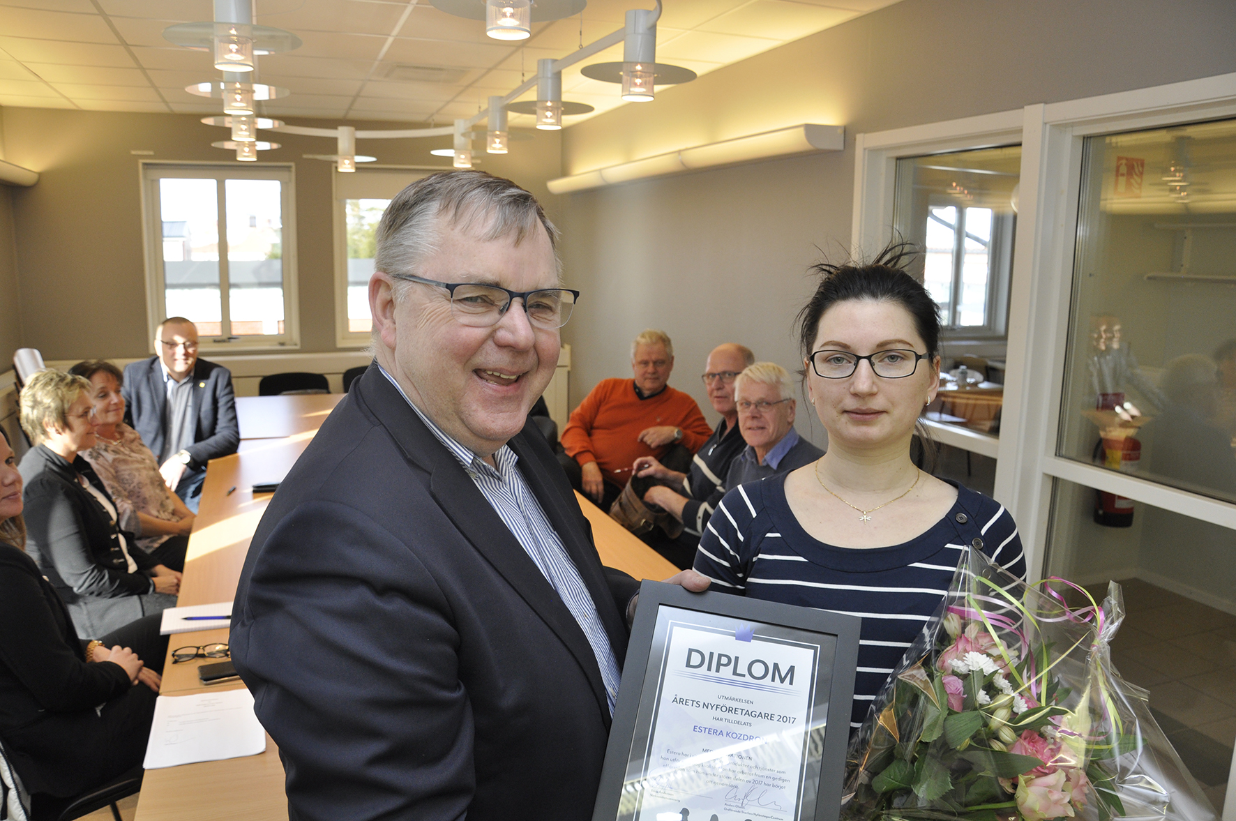 Börje Andersson från Nyföretagarcentrum gratulerar Estera Kozdron.