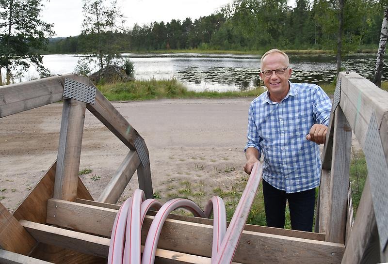 Bredbandssamordnare Jan Svärd står vid en rulle med slang för att dra fiber genom.