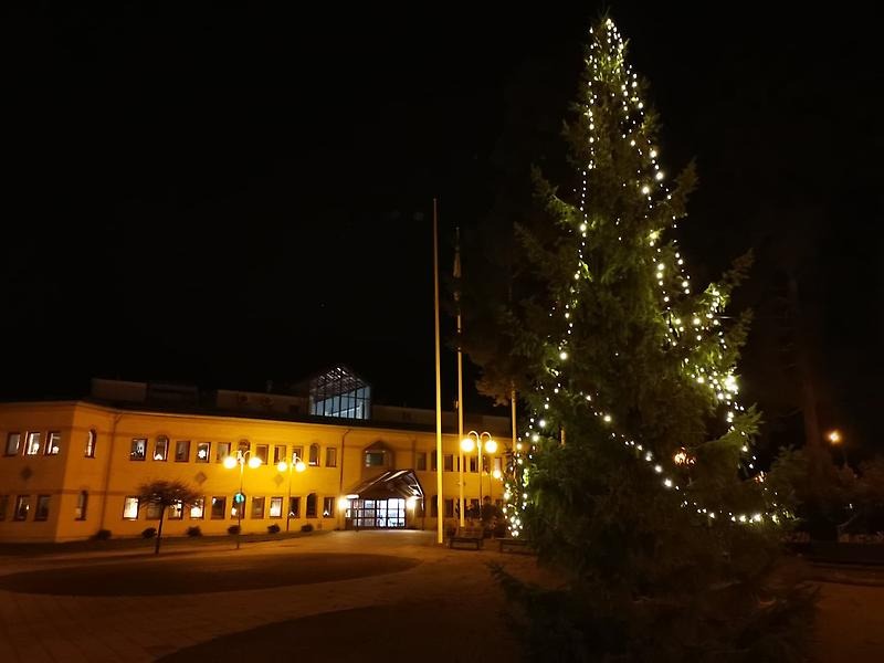 Bild på kommunhuset och julgran