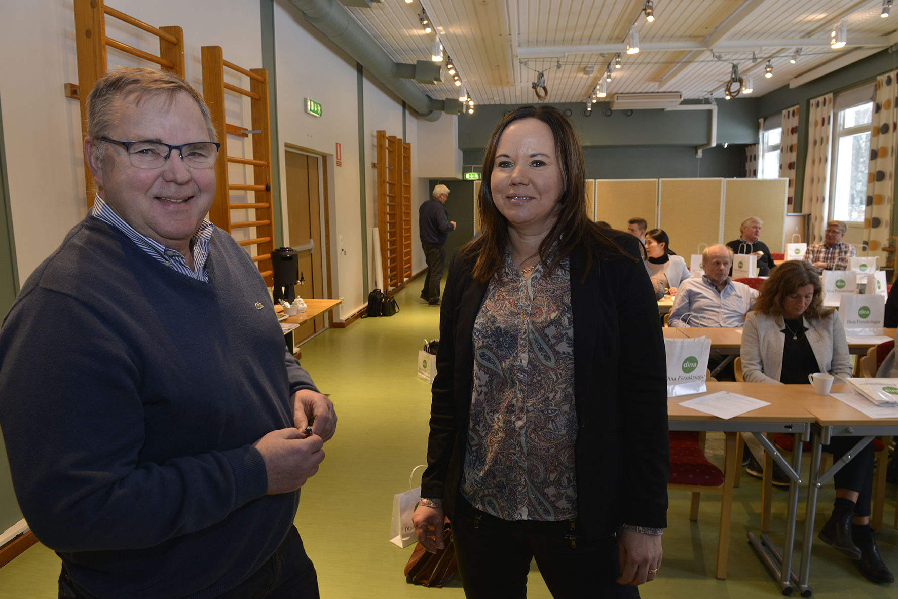Börje Andersson, rådgivare vid Nyföretagarcentrum i Storfors, i samspråk med kommunens näringslivsutvecklare Kicki Karlsson, under en näringslivsfrukost.