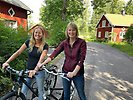 Två kvinnor vid cyklar