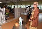 Skolsköterskan Pernilla Günther står i skolmatsalen vid ett bord med handsprit