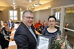 Börje Andersson från Nyföretagarcentrum gratulerar Estera Kozdron.