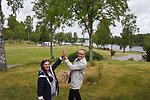 High five för nystart i Lungsund. Entreprenören Lotta Lloyd Gregard och kommunalråd Hans Jildesten är nöjda.